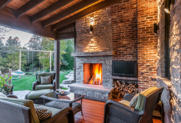 Dinding batu bata dengan pencahayaan indirek